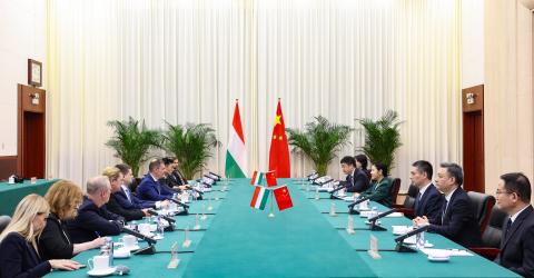 贺荣会见匈牙利司法部部长图森·班策