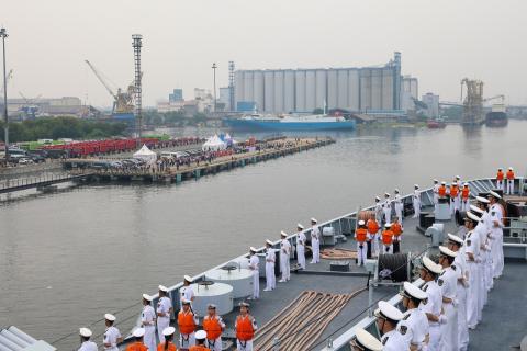 中国海军989编队抵达印度尼西亚进行友好访问